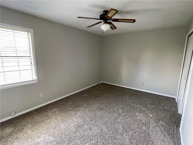 Building Photo - 880 Trailwood Dr W