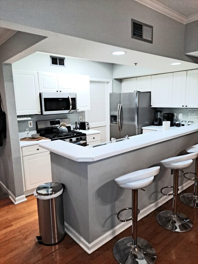 Kitchen - 405 W 7th St