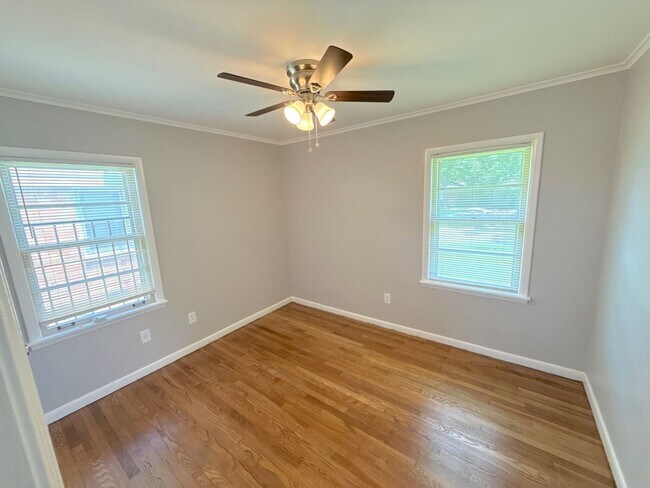 Foto del edificio - 1711 Myrna Ln