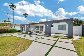 Building Photo - 301 SW 30th Ct
