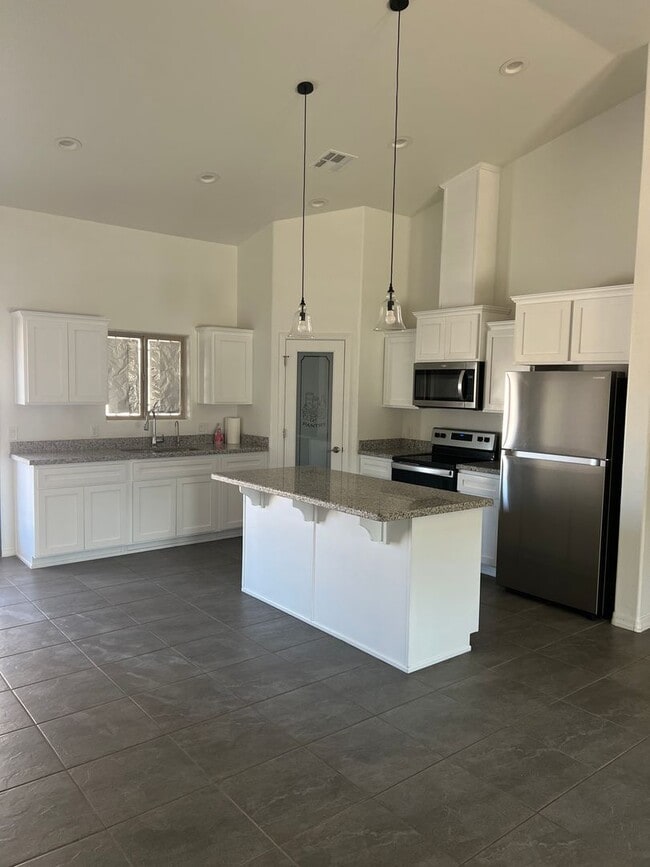 Building Photo - Large Corner Lot home with 3 full size bed...