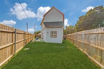 Building Photo - 1000 Shadow Ln