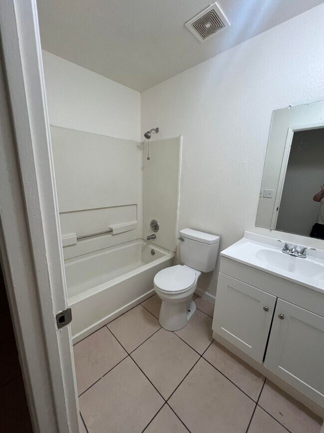 Foto del edificio - 2645 W Robinson Ave