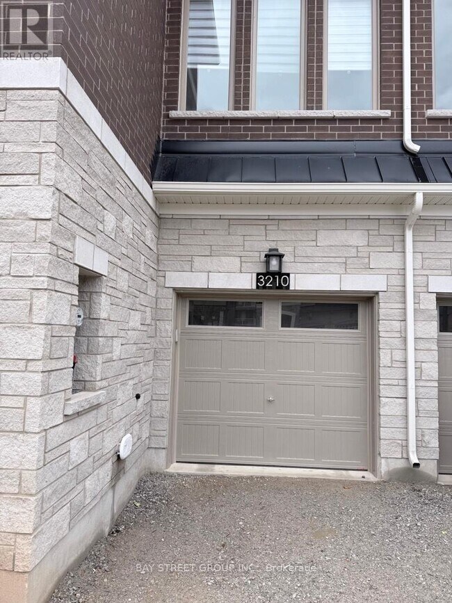 Photo du bâtiment - 3210 Crystal Dr