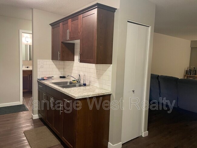 Photo du bâtiment - 235-235 Husch Rd