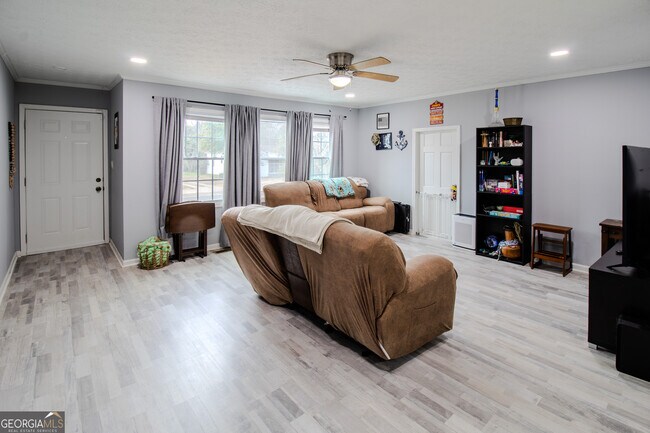 Foto del edificio - 579 Lynmore Ave