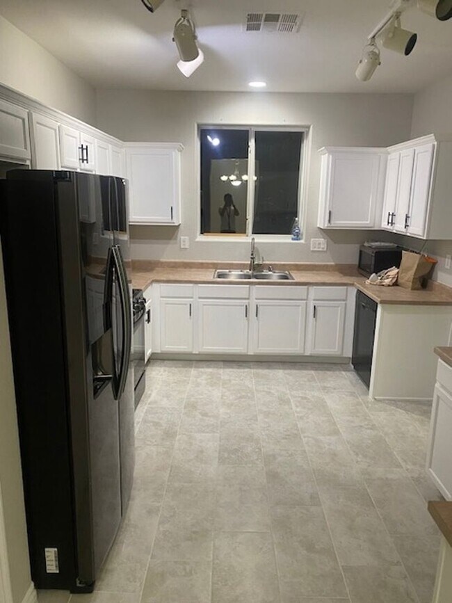 Building Photo - 4 Bedroom Single Family Home in Las Vegas