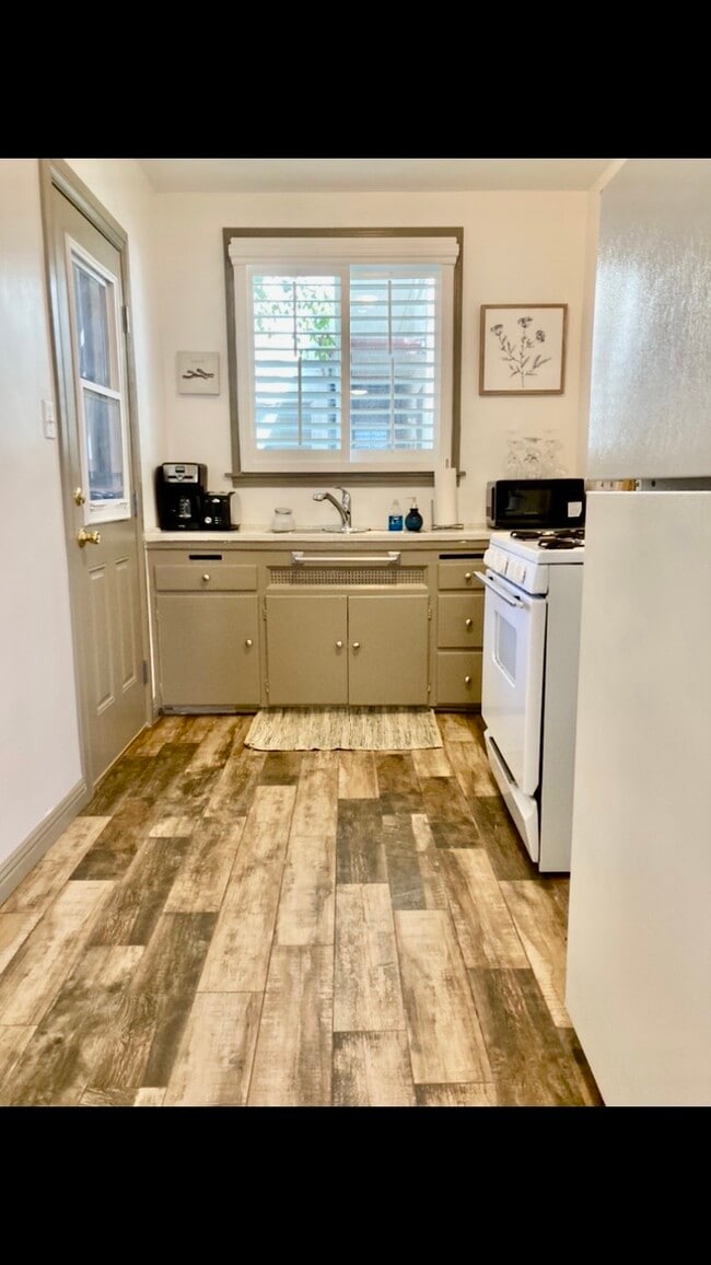 Building Photo - 3616 W Adams Blvd