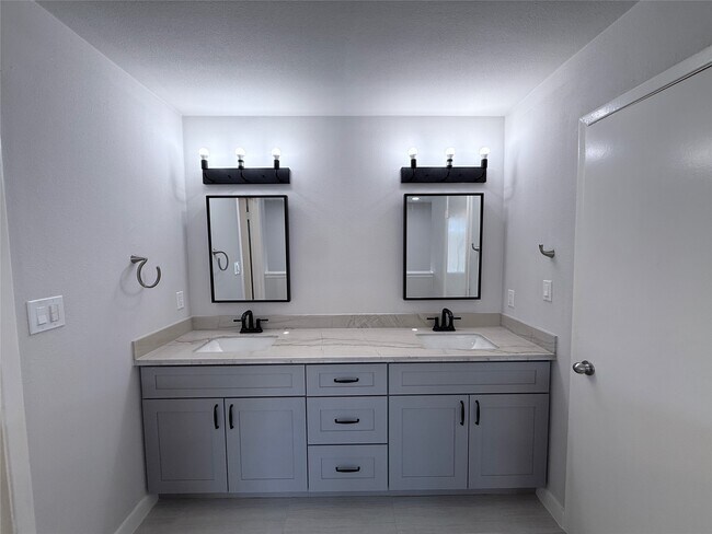 Foto del edificio - 6518 Briar Terrace Dr