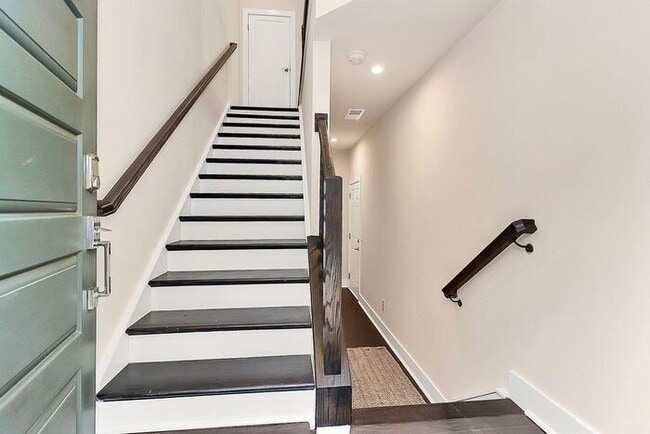 Building Photo - Stunning 3BD/3.5BA End Unit w/ City Views ...