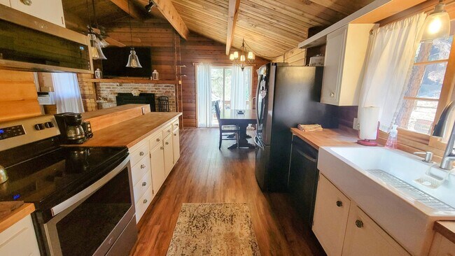Foto del edificio - Move-In Ready 2-Bedroom Log Home with Wrap-Around Deck and Enclosed Yard
