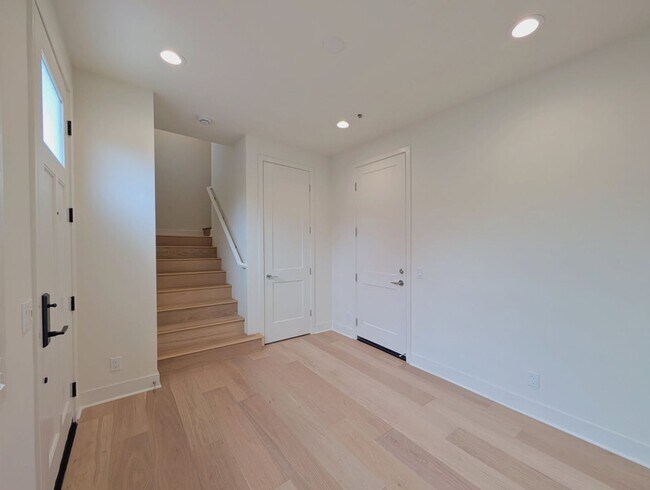 Building Photo - Modern coastal living on Main Street, Huntington Beach!