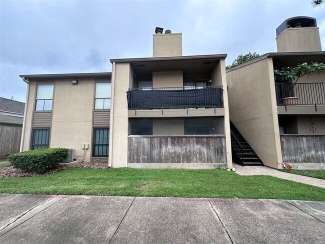 Building Photo - 3300 Pebblebrook Dr