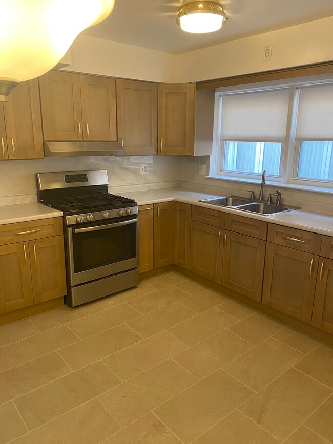Building Photo - 6542 N Mozart St