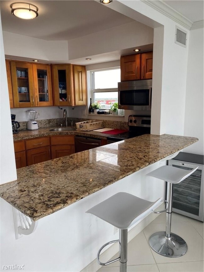Building Photo - 2 br, 2 bath Condo - 400 N Surf Rd Ph 1