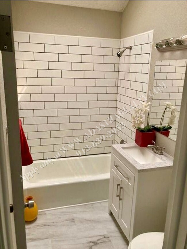 Building Photo - Beautiful Renovated 3 Bed 2.5 Bath Ranch i...
