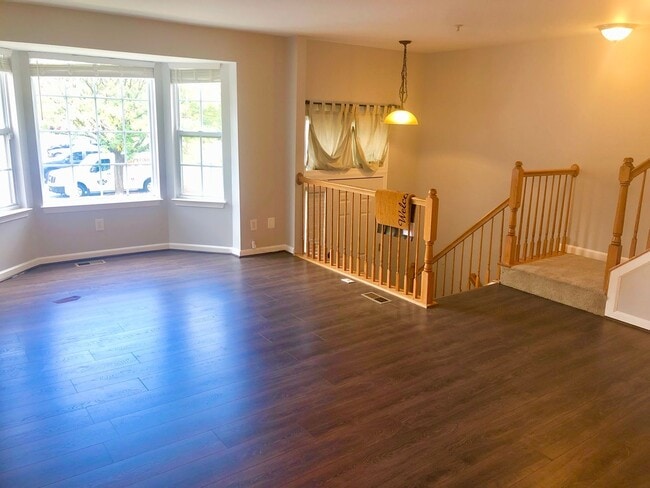Building Photo - Stunning 4 BR /2.5 Townhome in Stoney Beach!