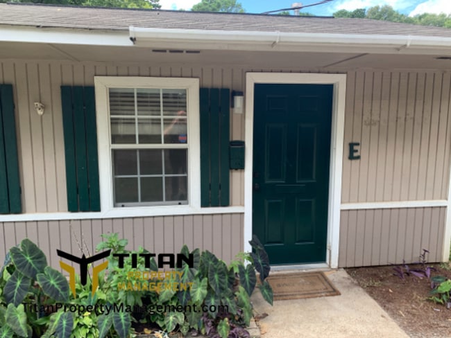 Building Photo - Studio Apartment with Great Location