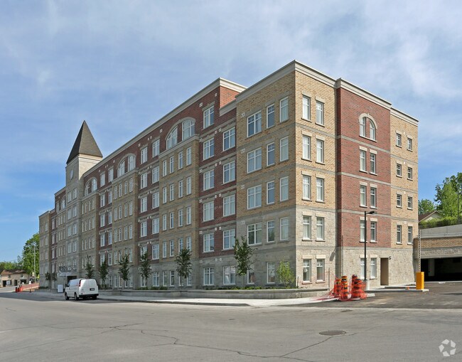 Photo du bâtiment - Lakeside Residences