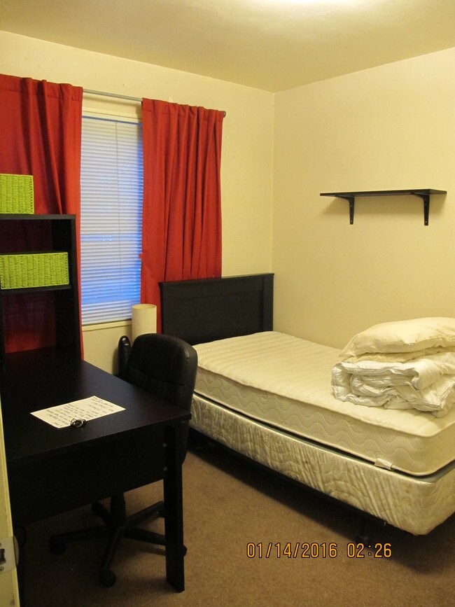 Small Bedroom - 4313 Knox Rd