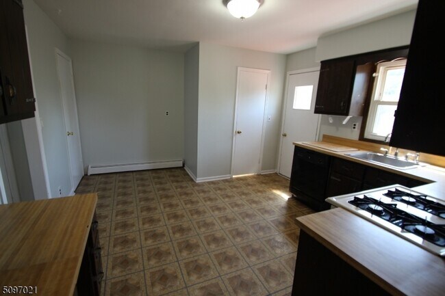 Building Photo - 203-207 Manning Ave