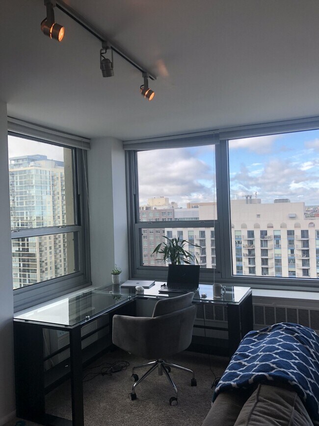 Foto del edificio - 1255 N Sandburg Ter
