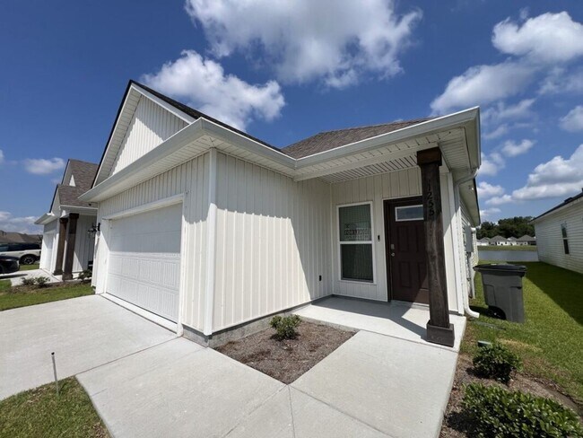 Building Photo - Charming 3 Bed, 2 Bath Home in Prime Locat...