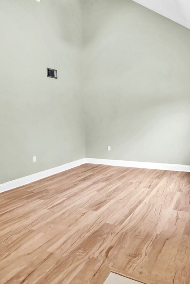 Building Photo - Cute 2 Bedroom 2 Bathroom Townhome For Rent!