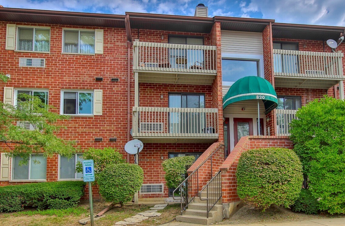 820 N Lakeside Dr Unit 1A, Vernon Hills, IL 60061 Condo for Rent in