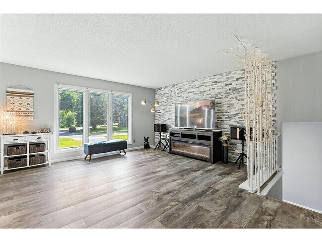 Building Photo - 455 Black Oaks Ln N