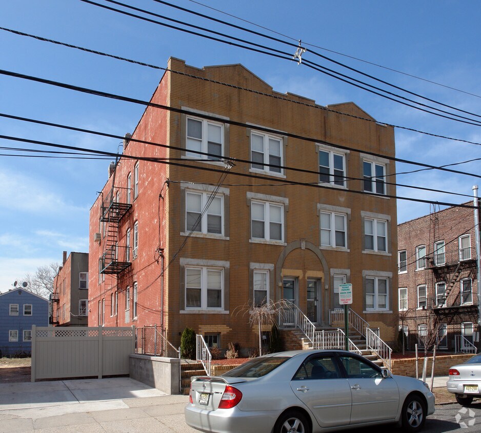 Primary Photo - 102-104 W 50th St