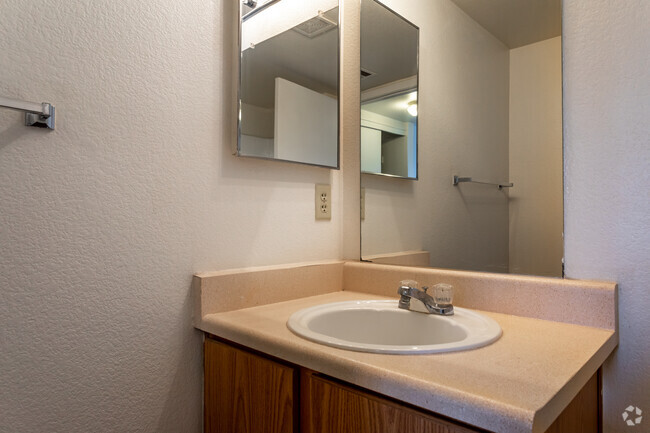 2BR, 2BA - 838SF - Florence Park Apartments