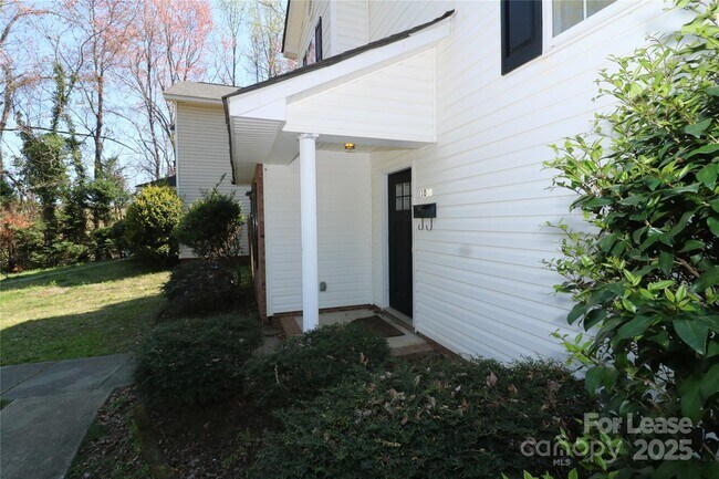 Foto del edificio - 1022 Hickory Nut St