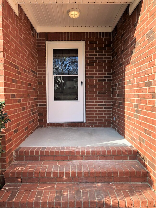 Building Photo - 4311 Creekview Dr