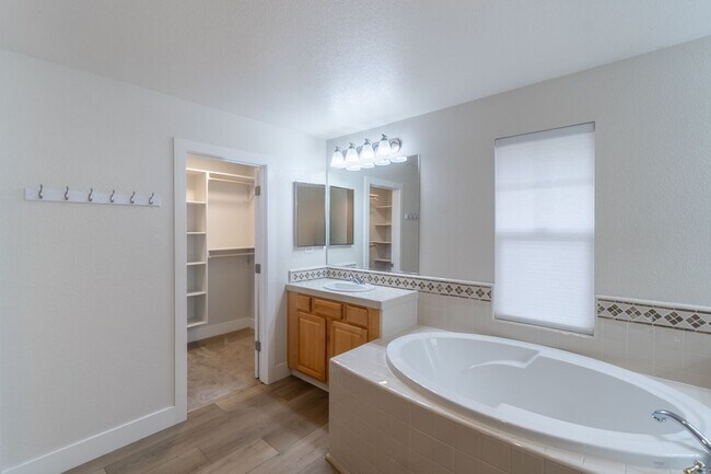 Foto del edificio - 2115 Sterling Dr