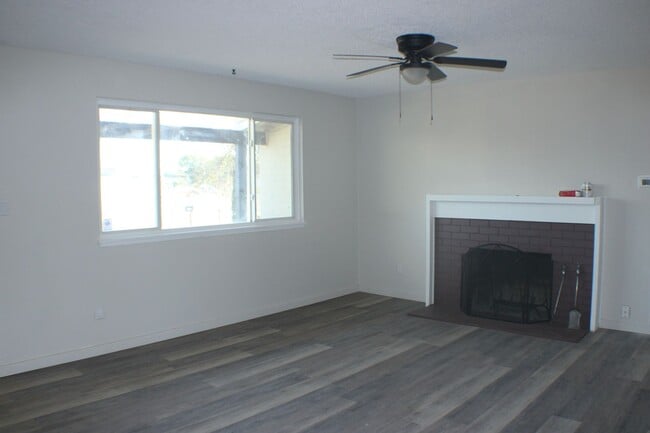 Building Photo - Beautiful Rental with Fireplace, Granite C...