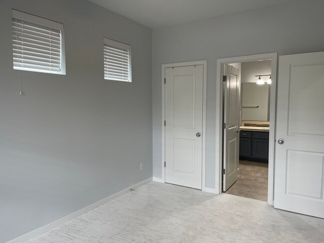 Building Photo - Beautiful 5bd home in Maple Valley!