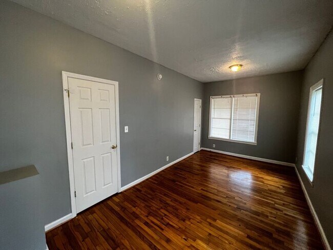 Foto del edificio - 8121 Jackson Ave