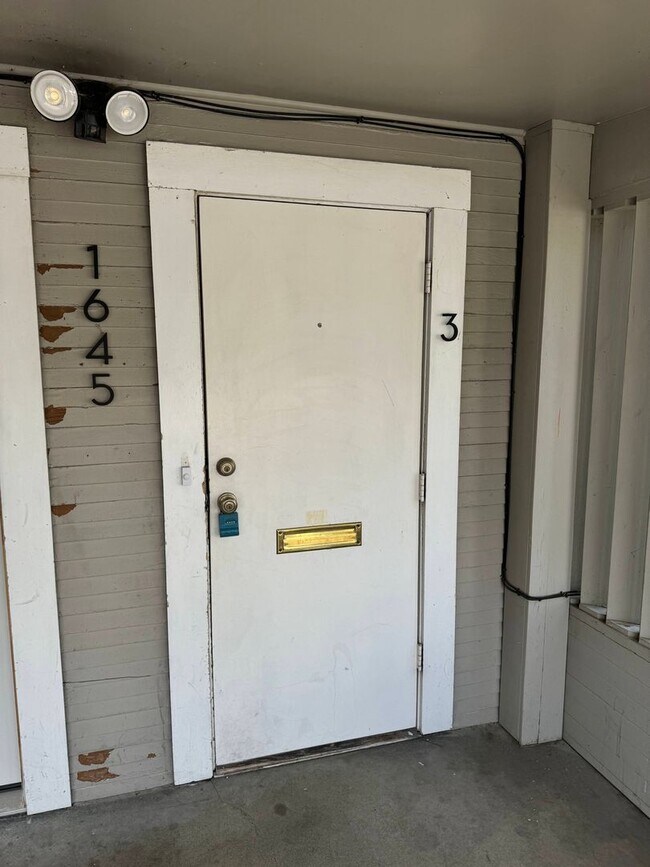 Foto del edificio - 2 Bedroom in Triplex Near Downtown and Campus