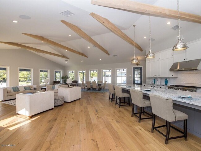 Foto del edificio - 4449 N 53rd St