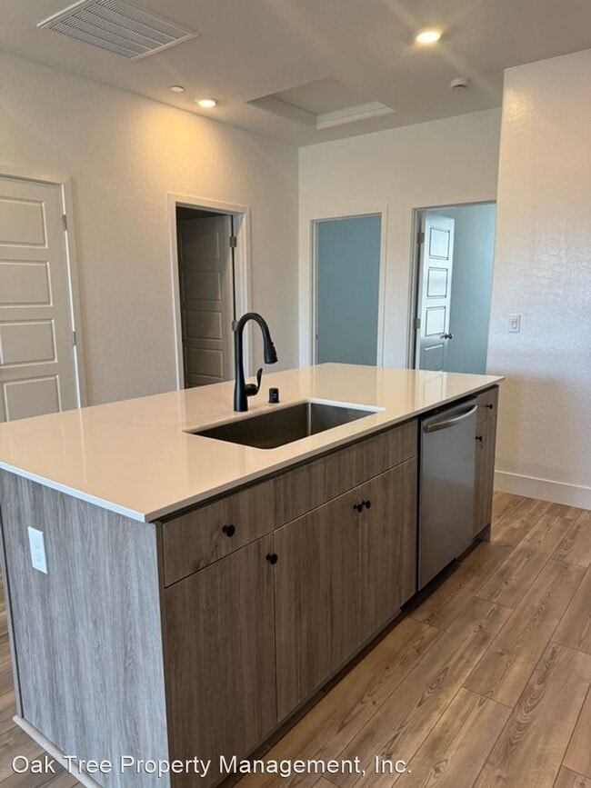 Foto del edificio - 3 br, 2 bath House - 569 N. Helm Lane