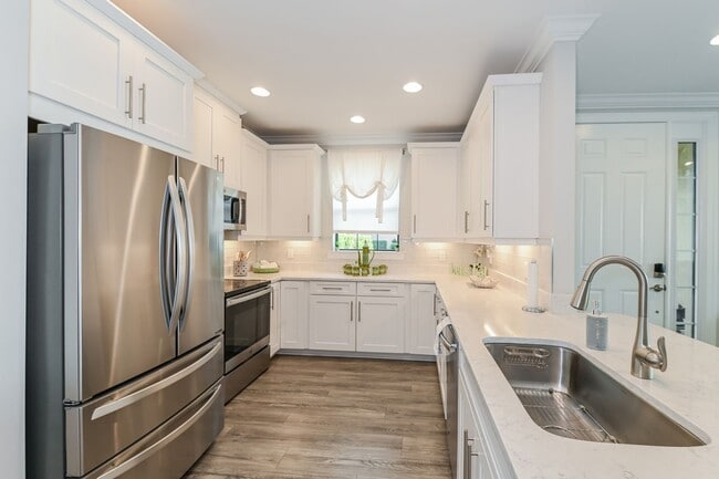 Foto del edificio - Luxury Furnished Coach Home in Esplanade Golf & Country Club – 2+Den / 2.5 Bath