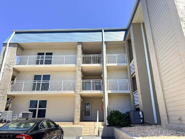 Foto del edificio - Furnished Tradewinds Condo! Available 08/01/2026