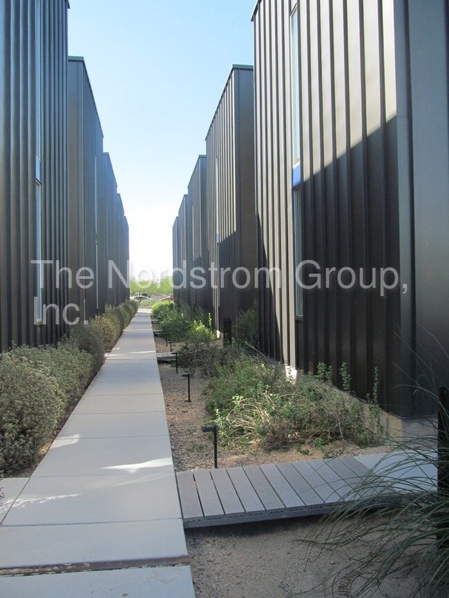 Foto del edificio - 3607 E 3rd St