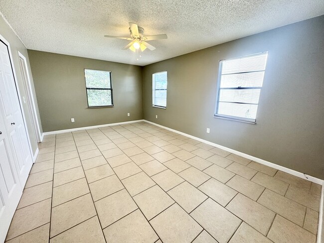 Building Photo - 5313 Soundview Ave