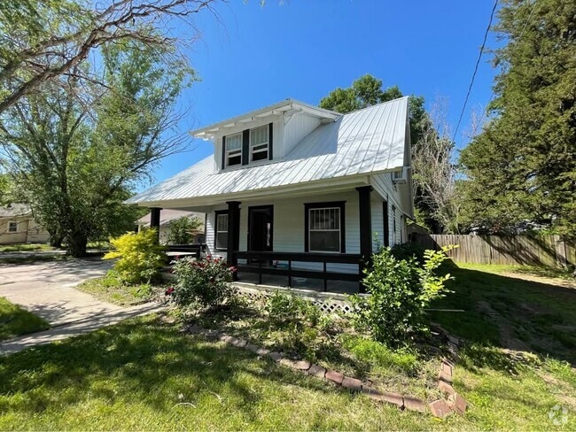 Building Photo - 518 W Cave Springs Ave