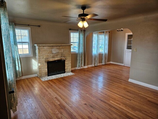 Foto del edificio - 4Bd/2Ba Two Story Home - For Viewing!