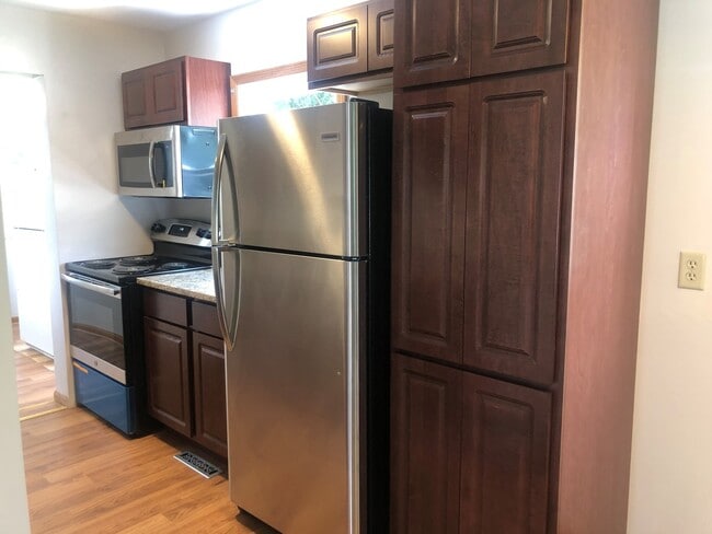 Building Photo - 6112 Hillcrest Rd