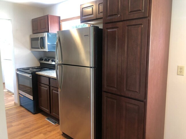 Foto del edificio - 6112 Hillcrest Rd