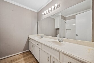 Building Photo - 2159 River Village Dr